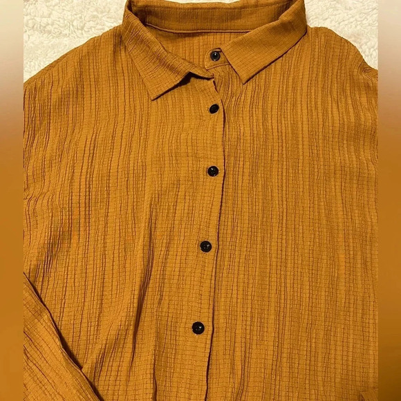 Elegant Gold Button up Long sleeve Blouse size XL loose fitting flared hem - Picture 6 of 16